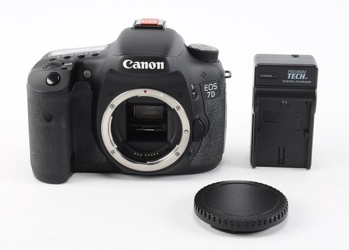 Canon EOS 7D DSLR Camera Body {18MP} with Battery and Charger