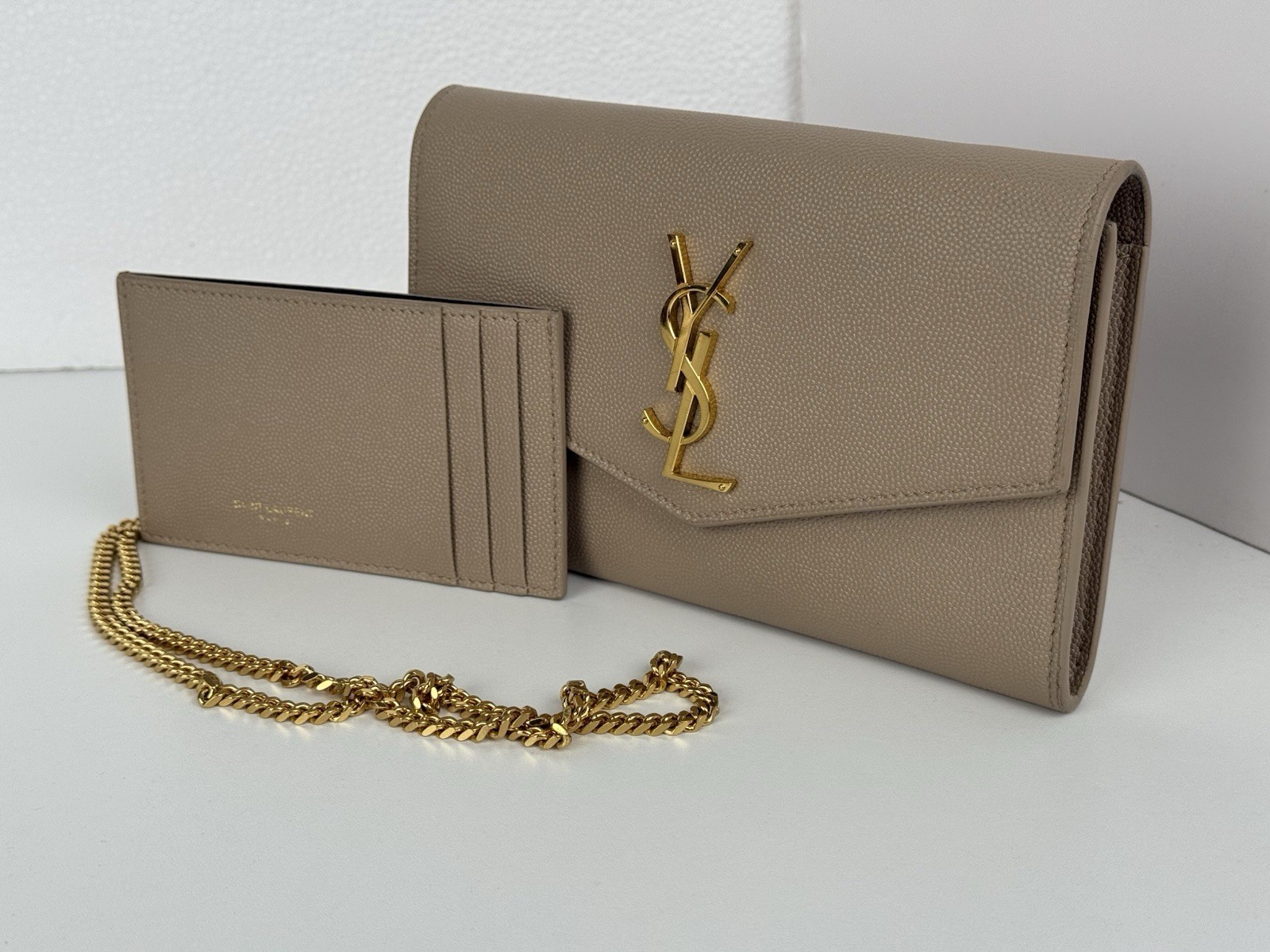 Portafoglio Saint Laurent Uptown su catena in pelle goffrata Grain de Poudre Storm