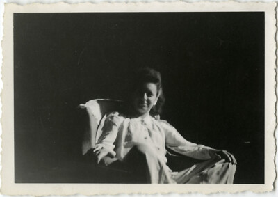 ANTIQUE PHOTO - VINTAGE SNAPSHOT - WOMAN FASHION SILHOUETTE LIGHT DARK SHADOW