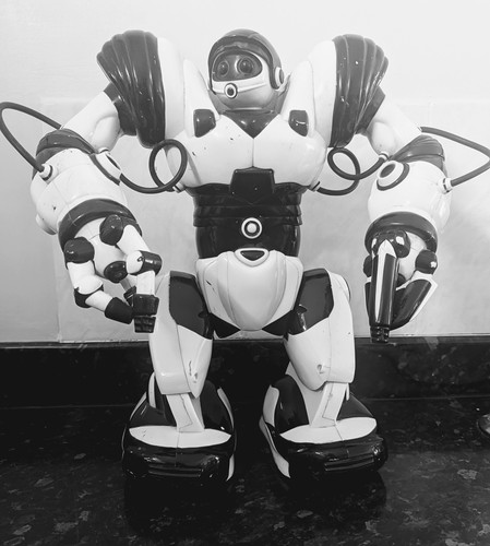 Vintage WowWee 2004 Robosapien 14 Inch Remote Control Robot - Picture 2 of 19