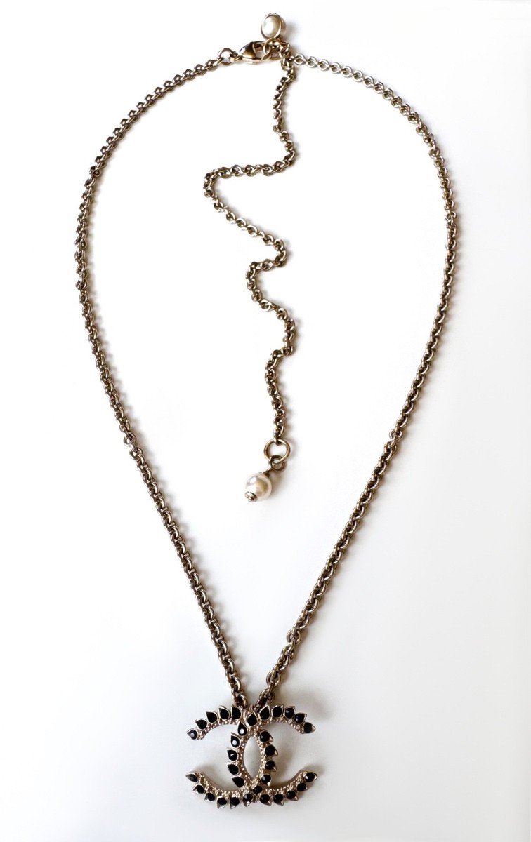 20A CHANEL GOLD CHAIN BLACK CRYSTAL PEARL CC LOGO PENDANT NECKLACE