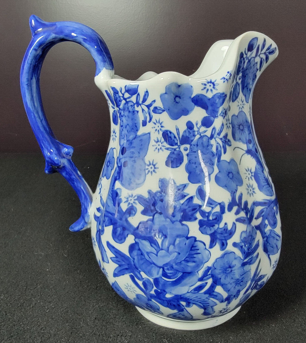 青と白の花模様ピッチャー Vintage Antique Blue & White Flower And Butterfly Floral Pitcher