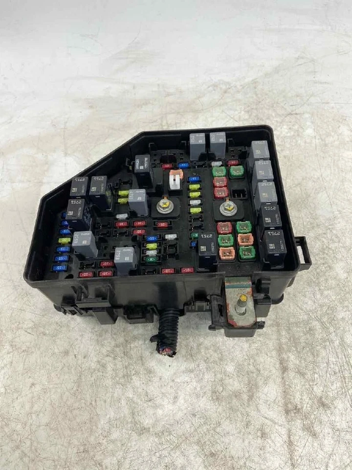 Caja de fusibles de motor Buick Enclave 2013-2014 sin equipamiento de remolque OEM Foto 4 de 4