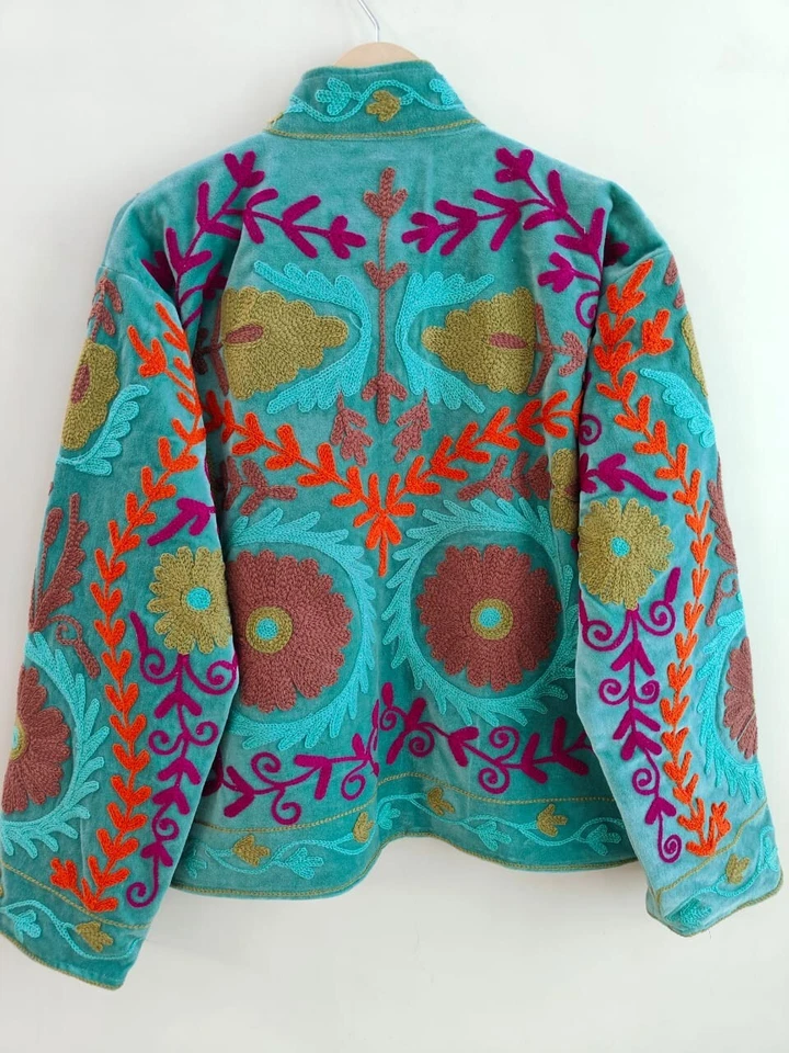 Chaqueta bordada de terciopelo hecha a mano Suzani, abrigo chaqueta de invierno, terciopelo para mujer Foto 2 de 4