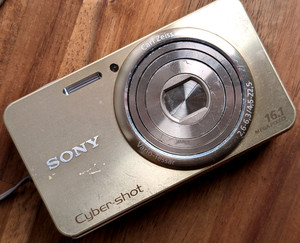 Câmera Digital Sony CyberShot DSC- W570 16.1 MegaPixels - Cartão 4gb