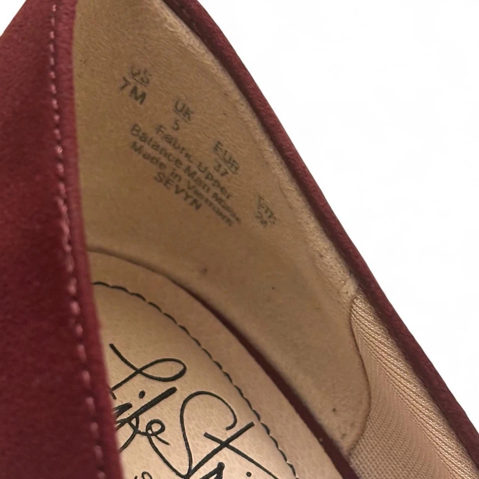 Life Stride 软系统勃艮第红宝石红色麂皮绒人造麂皮绒高跟鞋 — 第 4/4 张图片