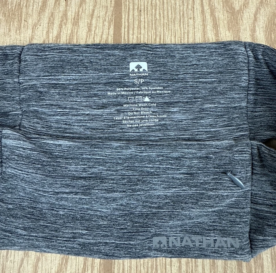 Paquete de cinturones ligeros para correr Nathan con varios bolsillos para teléfono geles gris pequeño Foto 2 de 4