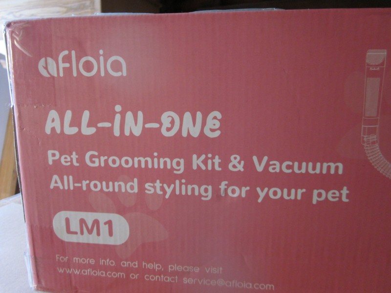 AFLOIA ALL IN ONE PET GROOMING TOOL AND VACUUM NEW NEVER USED LM-1
