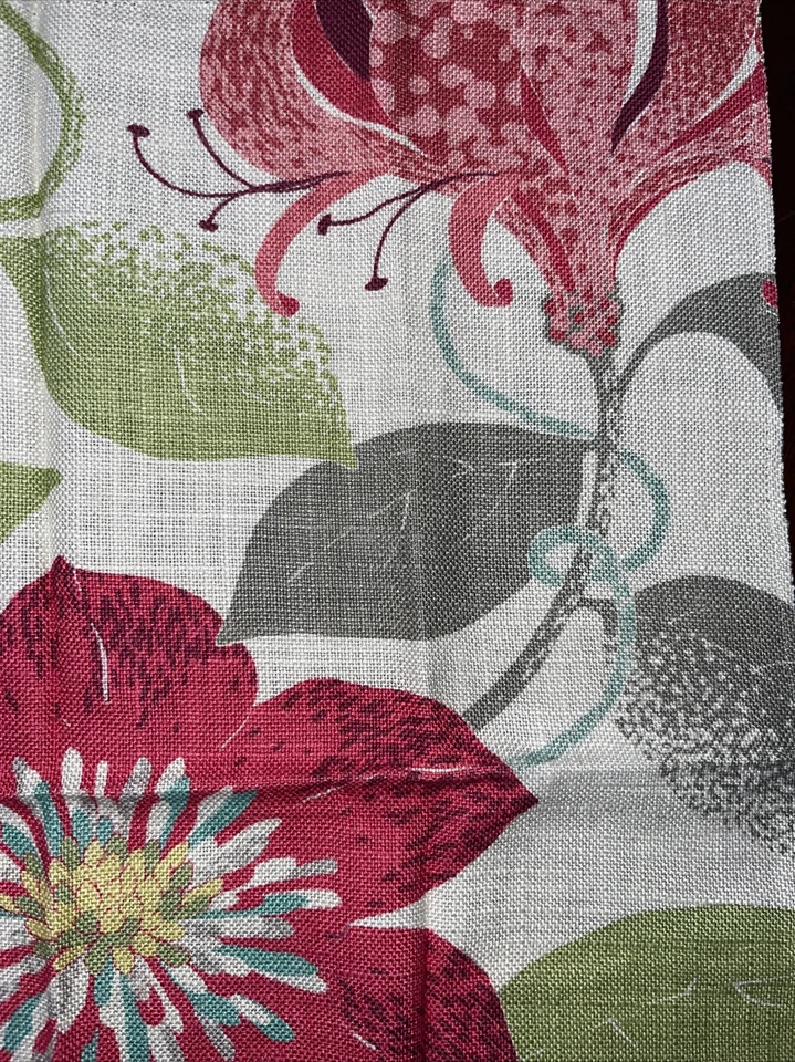 Muestra de tapicería de tela Villa Nova By Romo remanente floral rosa verde corte almohada Foto 3 de 4