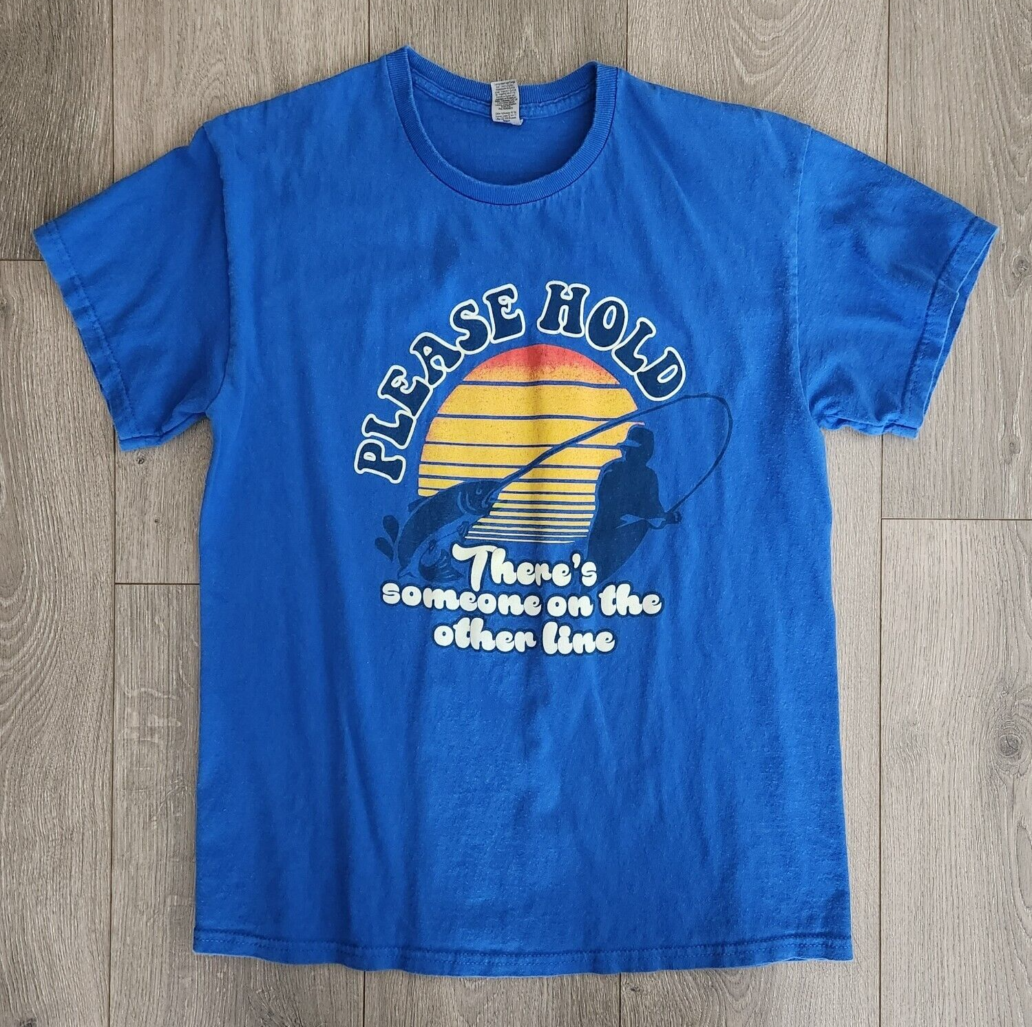 T shirt pesca adulto M blu si prega di tenere c'è qualcuno sull'altra linea