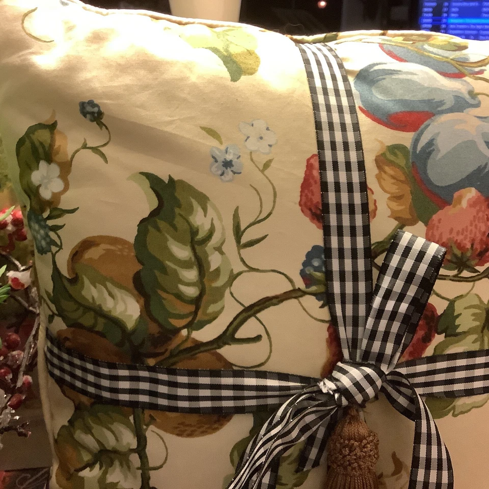 Hermosa almohada de frutas/bayas/ciruelas/bayas azules~ con cinta a cuadros blanca y negra Foto 2 de 4