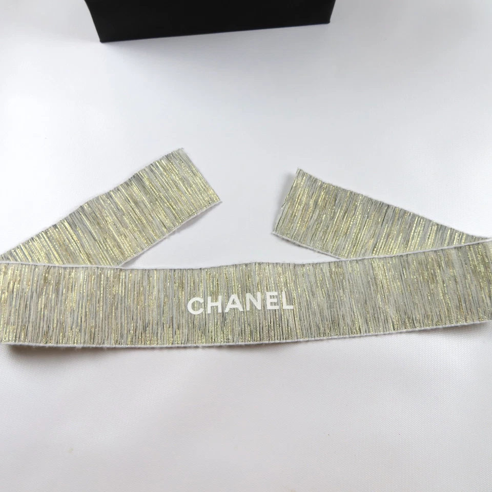 Bolsa de regalo de papel CHANEL, flores, cintas y bolsa con cordón Foto 4 de 4