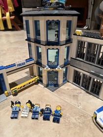 LEGO City Police Station 60141 Complete Set 894 Pieces w/ Vehicles & Minifigures