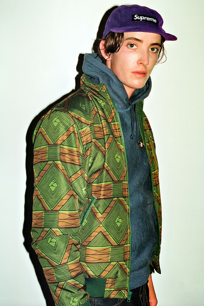 ステッカー有り‼️ Supreme 限定ZINE ステッカー有り‼️ Supreme 限定ZINE