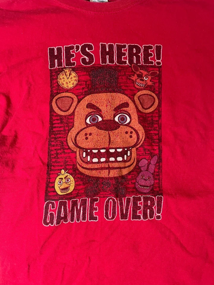 Camisa Five Nights at Freddy's FNAF He's Here Game Over Juvenil Mediana Foto 2 de 3