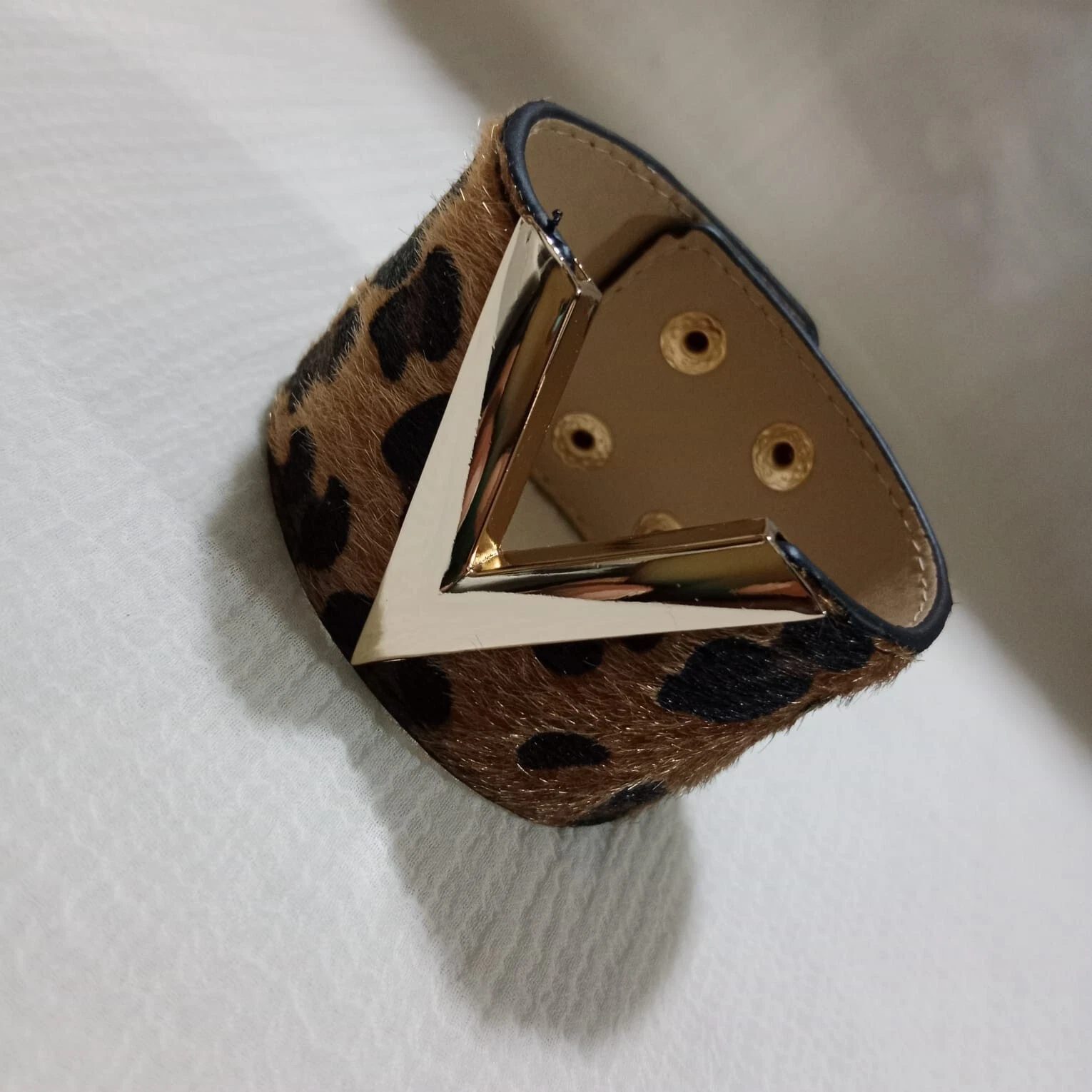 Bracciale Valentino in pelle di tigre con logo a V oro accessorio moda unisex