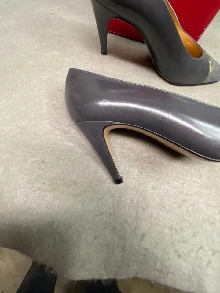 BALLY SAPATOS FEMININOS DE COURO CINZA COM BIQUEIRA DE CAMURÇA CINZA SALTO BOMBA 3 POLEGADAS TAMANHO 7M NOS - Imagem 4 de 4