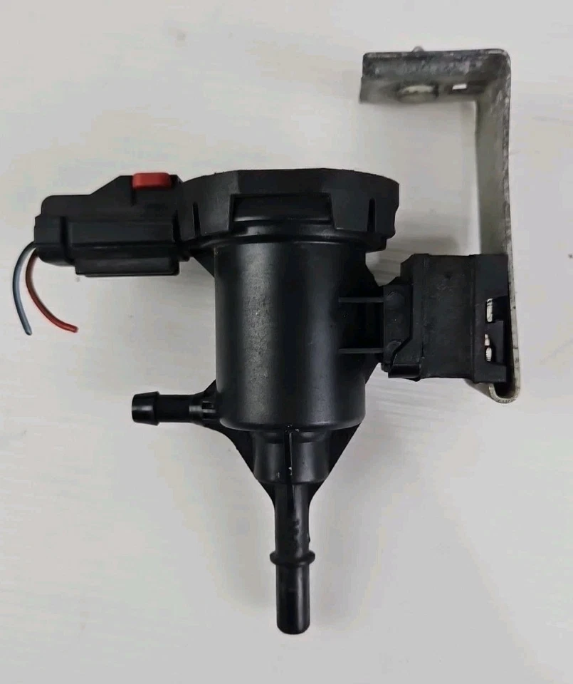 11-18 Mercedes W218 CLS550 S550 CL550 CLA Fuel System Purge Valve 0014760532 OEM - Image 2 of 3