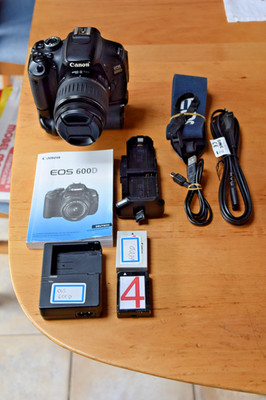 Canon EOS 600D mit Canon EF-S 18-55 1:3.5-5.6 undBatteriegriff BP- Zubehörpaket.