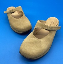 Women  s Clark  s Leather Slip Ons Size 7M Beige