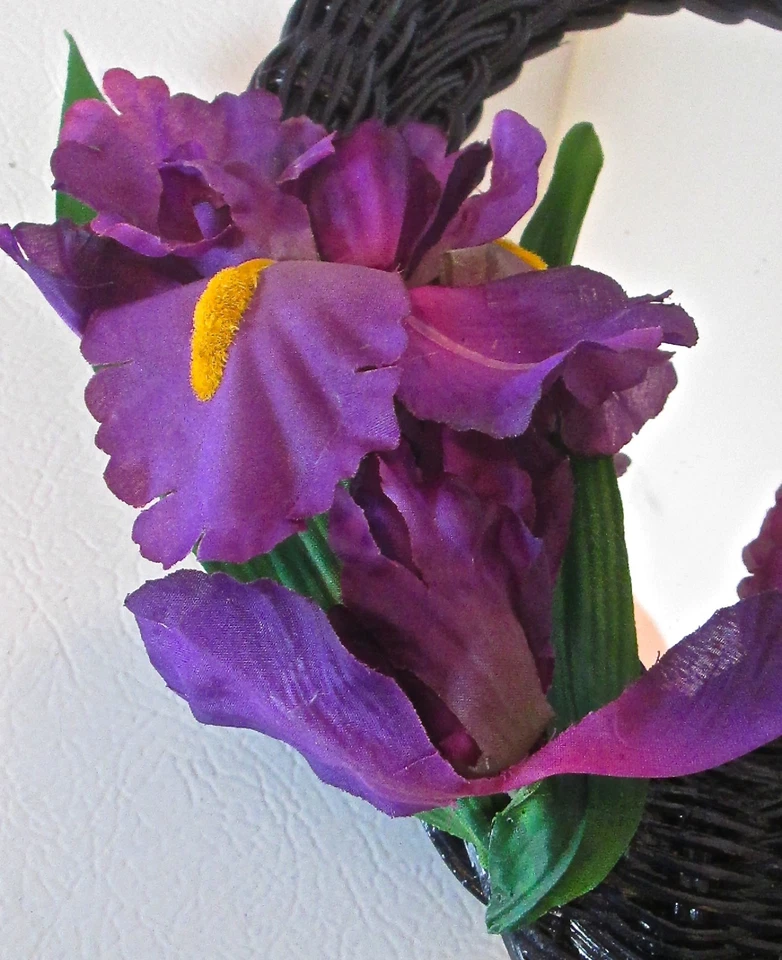 Iris púrpura - Espejo de mimbre para montaje en pared o flor de tocador de MJG's Creations Foto 2 de 3