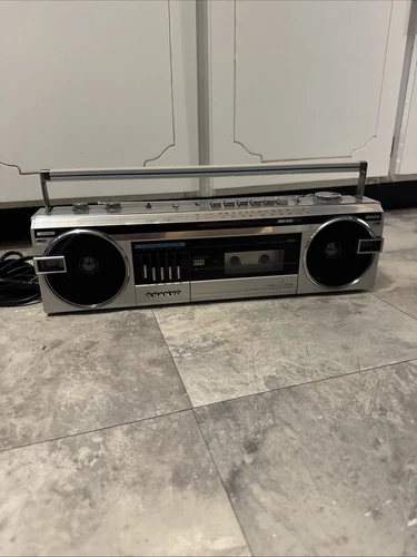 Vintage Sanyo M7110K AM/MW/SW/FM Radio Cassette Boombox Tested-GOOD