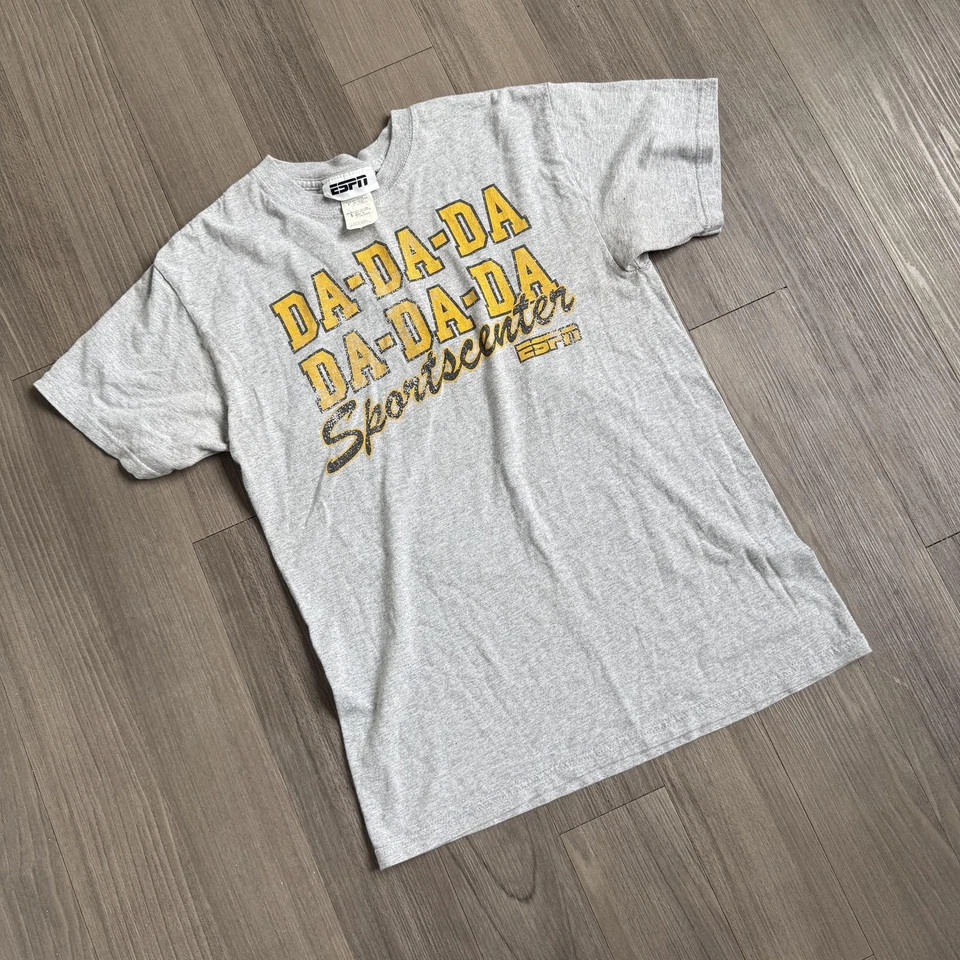 Camiseta ESPN Sportcenter Para Hombres Pequeña Gris DA-DA-DA Tema Canción Deportes Programa de TV Foto 2 de 4