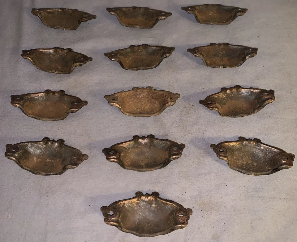 Gran juego de 13 tiradores antiguos de gabinete de contenedor de hierro fundido Foto 3 de 3