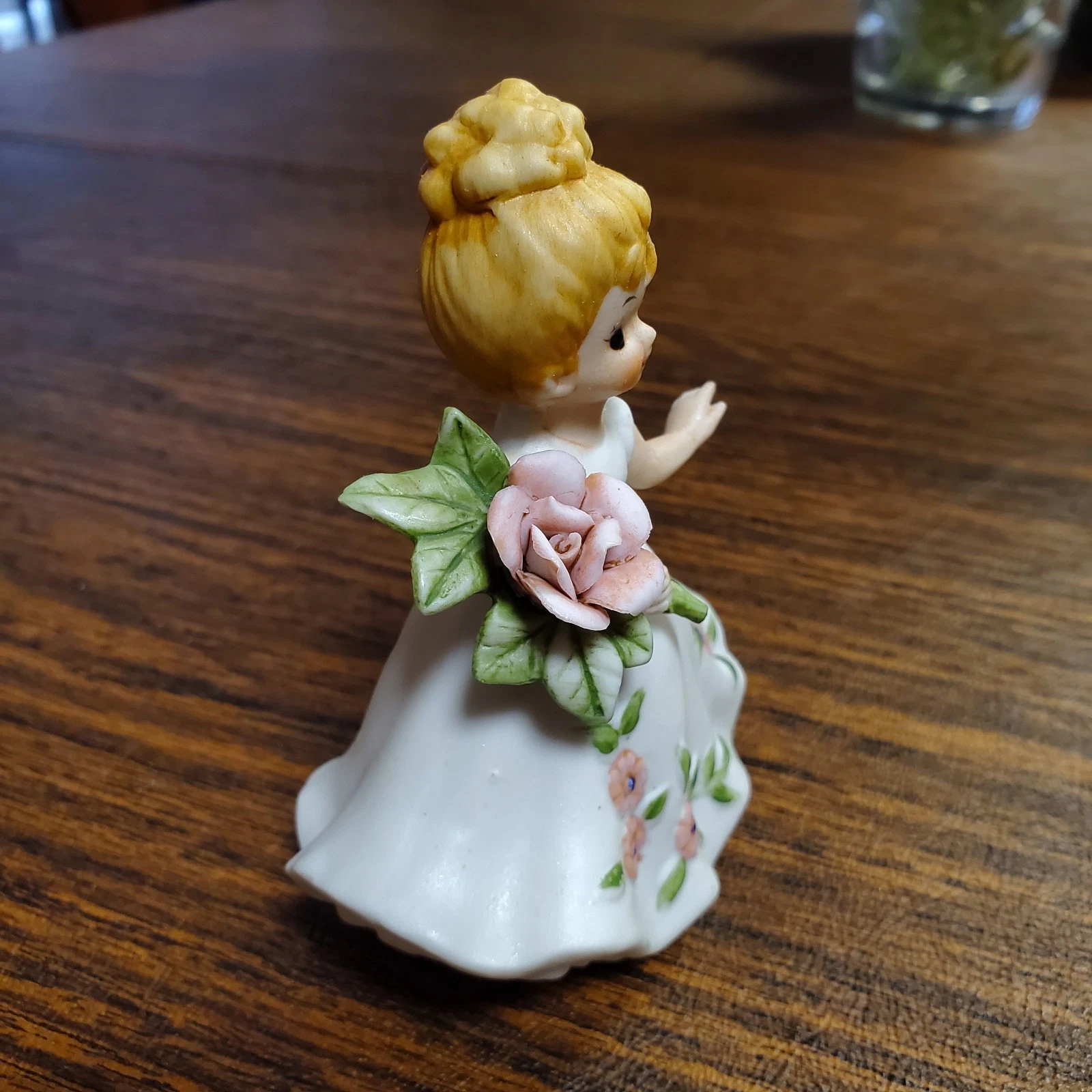 OFF WHITE Bambina vintage in ceramica con grande fiore vestito bianco sporco con fiori rosa 4"