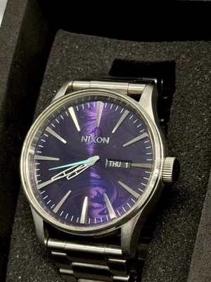 Reloj Nixon Sentry SS esfera púrpura rayos de sol A356-230-00 colorway raro - Imagen 1 de 4