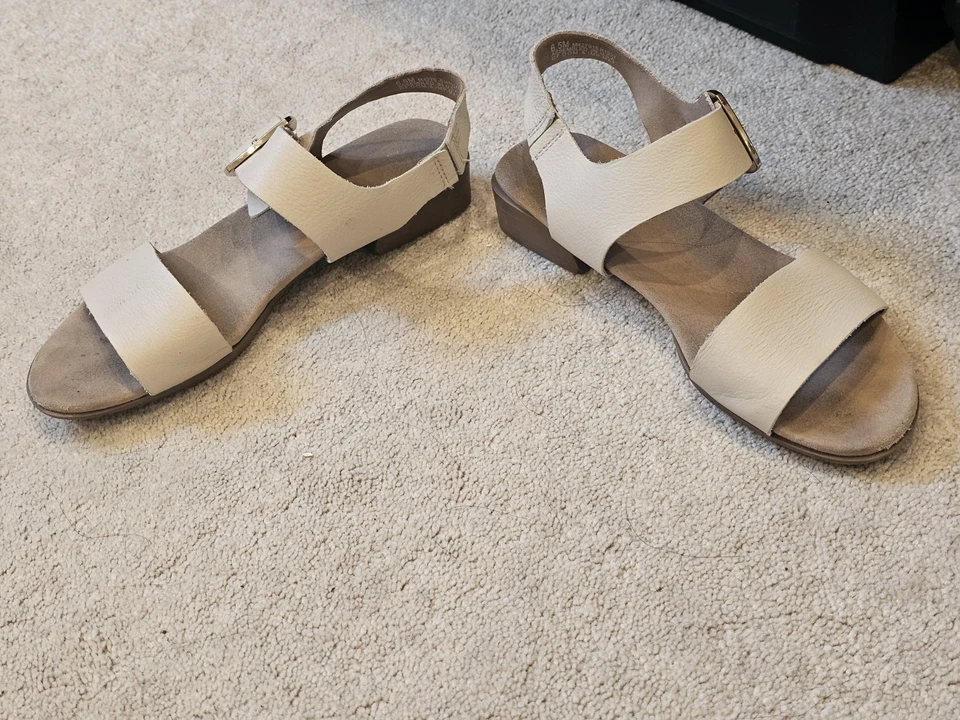 🌺Sandalias Munro Cleo para mujer de cuero crema con tacón y correa precio de venta sugerido por el fabricante US 6,5 W $200 Foto 3 de 4