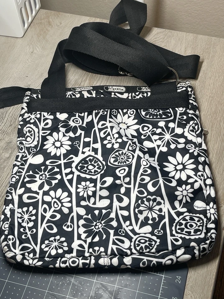 "Bolso Bandolera Le Sportsac Negro Blanco Floral Raro Versión Más Grande 11x10""" Foto 2 de 4