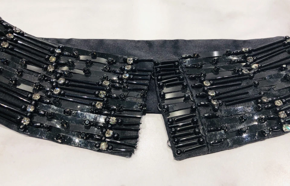 Cinturón de cintura ESCADA negro satinado con cuentas Foto 2 de 4