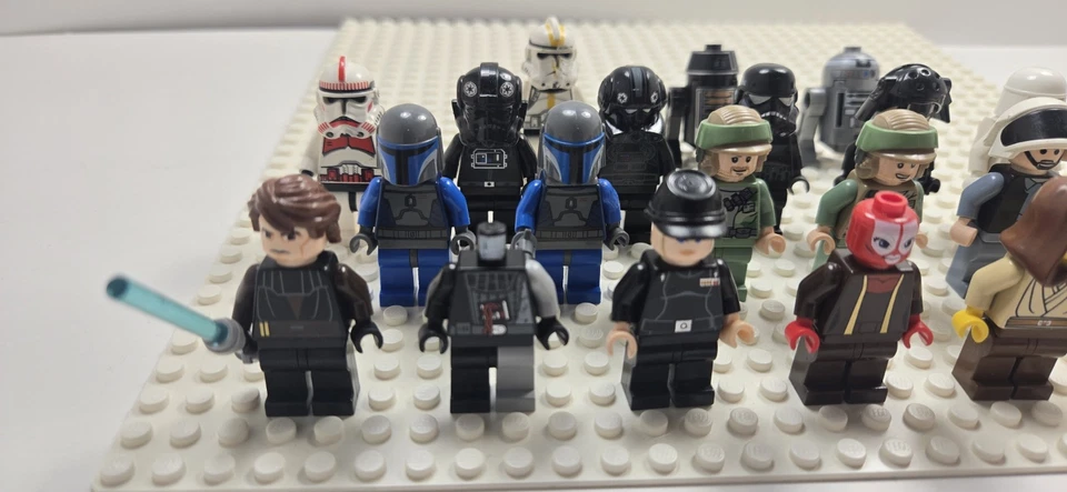 Lot of 24 LEGO Star Wars Minifigures Authentic Stormtroopers Jedi Mandalorian - Image 2 of 4