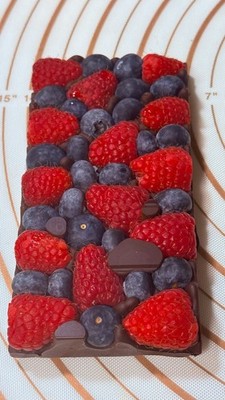 Dark chocolate Bar packed Fresh Raspberry & Blueberry custom bar dessert 180g.