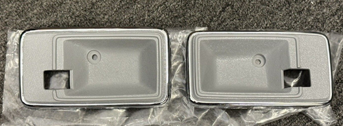1982 CORVETTE C3 INSIDE DOOR HANDLE BEZEL TRIM LH/RH GREY W/CHROME TRIM - NEW - 第 1/1 張圖片