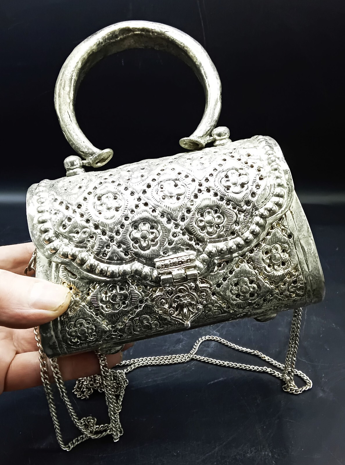BOLSO VINTAGE EN METAL PLATEADO - CON CADENA - RARA PIEZA