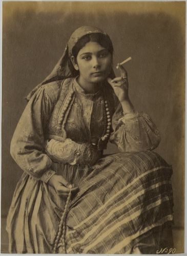 Egypte, Jeune femme arabe Vintage albumen print. Tirage albuminé 18x24