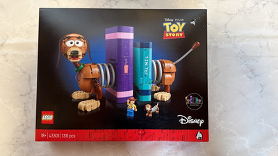 LEGO  DISNEY Pixar Toy Story: Slinky-Buchstützen (43301)