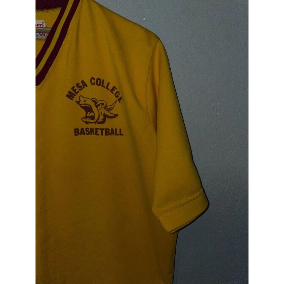 Camiseta deportiva de algodón vintage de baloncesto universitario Wilson Mesa de los años 70 y 60 de colección 44 Foto 4 de 4