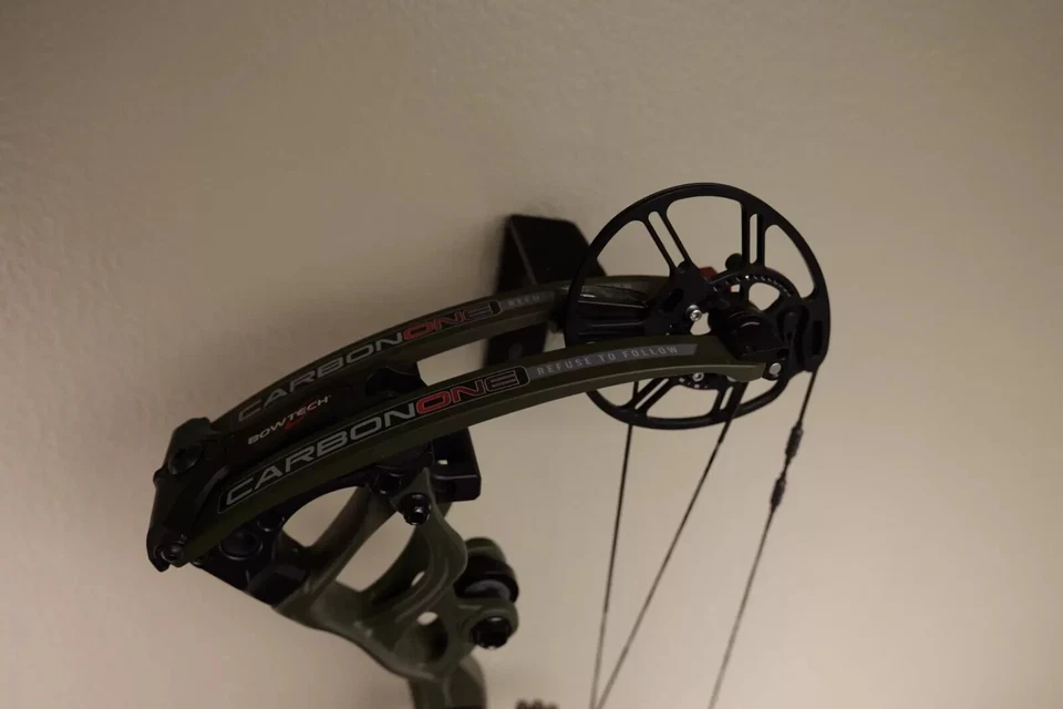 💥 Bowtech Carbon One Compound Hunting Bow OD Green💥 - Image 3 of 4