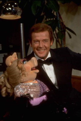 Roger Moore mit Puppenfigur Miss Piggy in der Muppet Show - TV 4x6 Foto