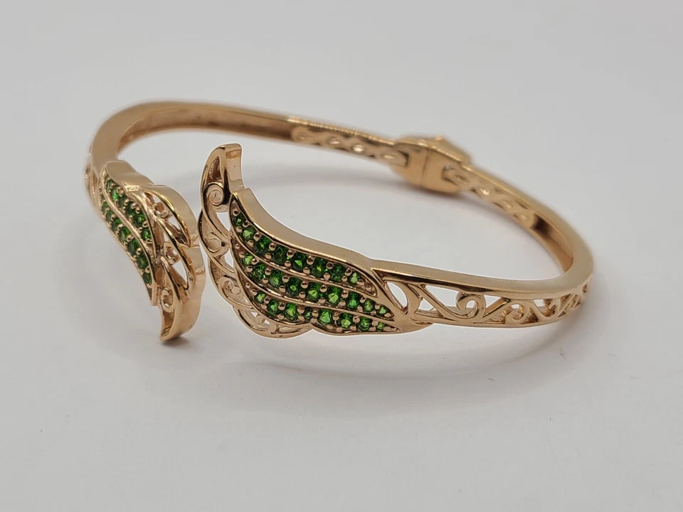 Brazalete brazalete con bisagras de pluma de plata de ley sobre oro rosa de 18 k de diopsido cromado Foto 3 de 4
