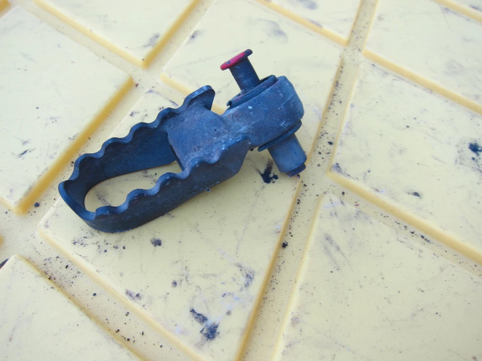 Honda XL350R 1984 OEM reposapiés derecho clavija Foto 4 de 4