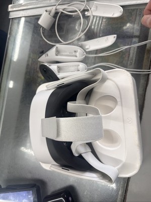 Meta Quest 3S Standalone VR Headset White 128GB SK-1000203-01