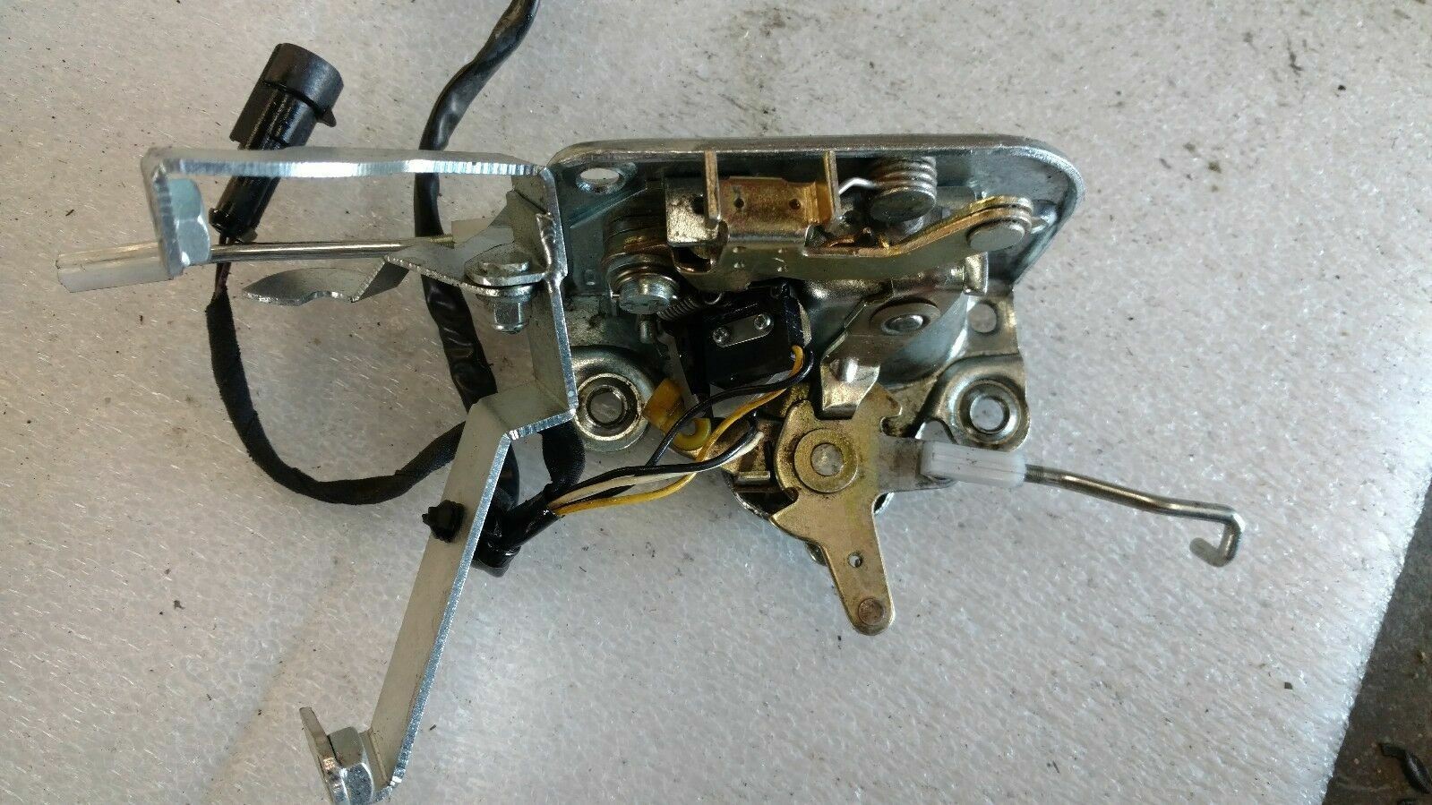 LAMBORGHINI MURCIELAGO ROADSTER RIGHT PASSENGER SIDE DOOR LOCK OEM 417837012