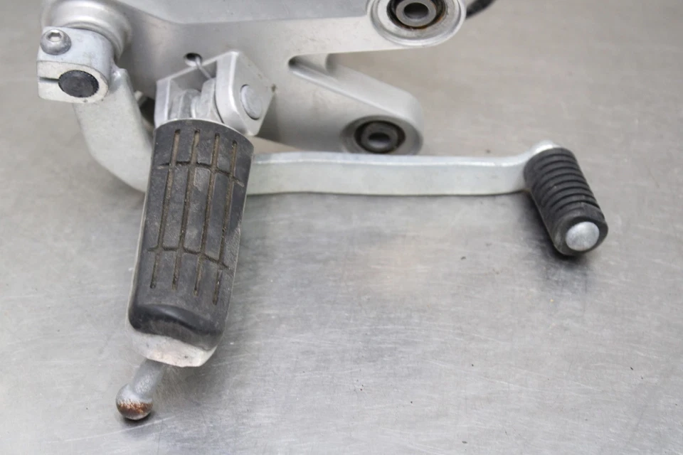 04-09 YAMAHA FZ6 RIGHT REARSET REAR SET DRIVER FOOT PEG REST STOP Foto 2 de 4