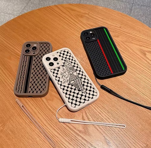Handyhülle iPhone 15 Pro Hattah Keffiyeh grün und rot Streifen rechts Design  - Bild 3 von 4