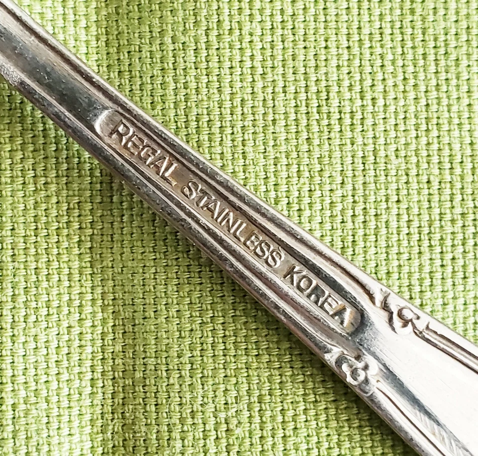 Cucharadita de acero inoxidable Regal patrón RLS5 Corea 6,25" borde de desplazamiento floral Foto 3 de 3