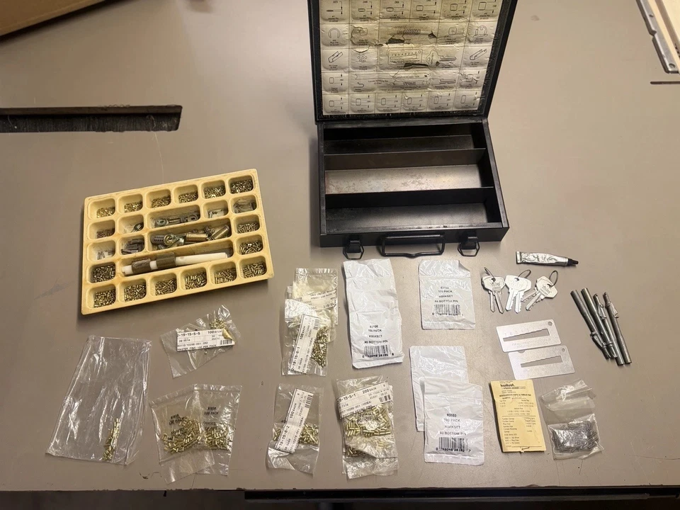 Kwikset Titan 钥匙套件编号 271 用于大量额外的硬件 查看照片 — 第 4/4 张图片